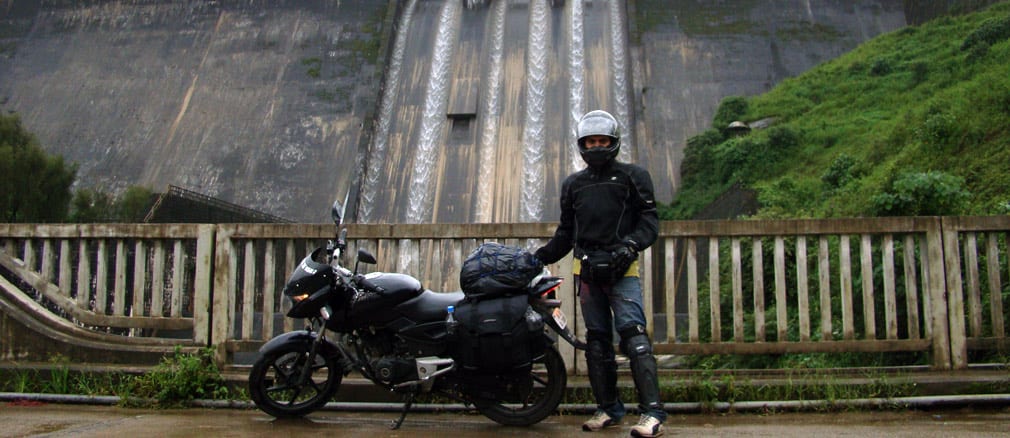 Arun_Pulsar_in_front_of_Dam